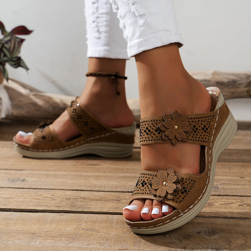 Sandália Plataforma Verão com Flores Feminina